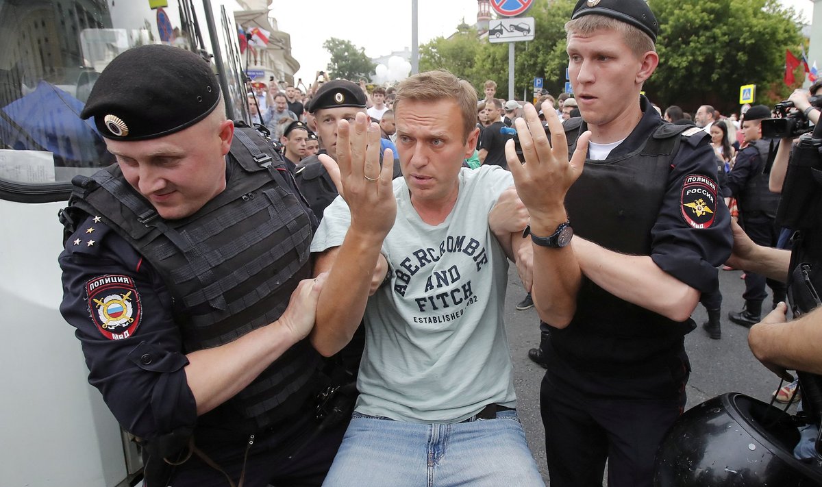 Полиция задерживает Алексея Навального 