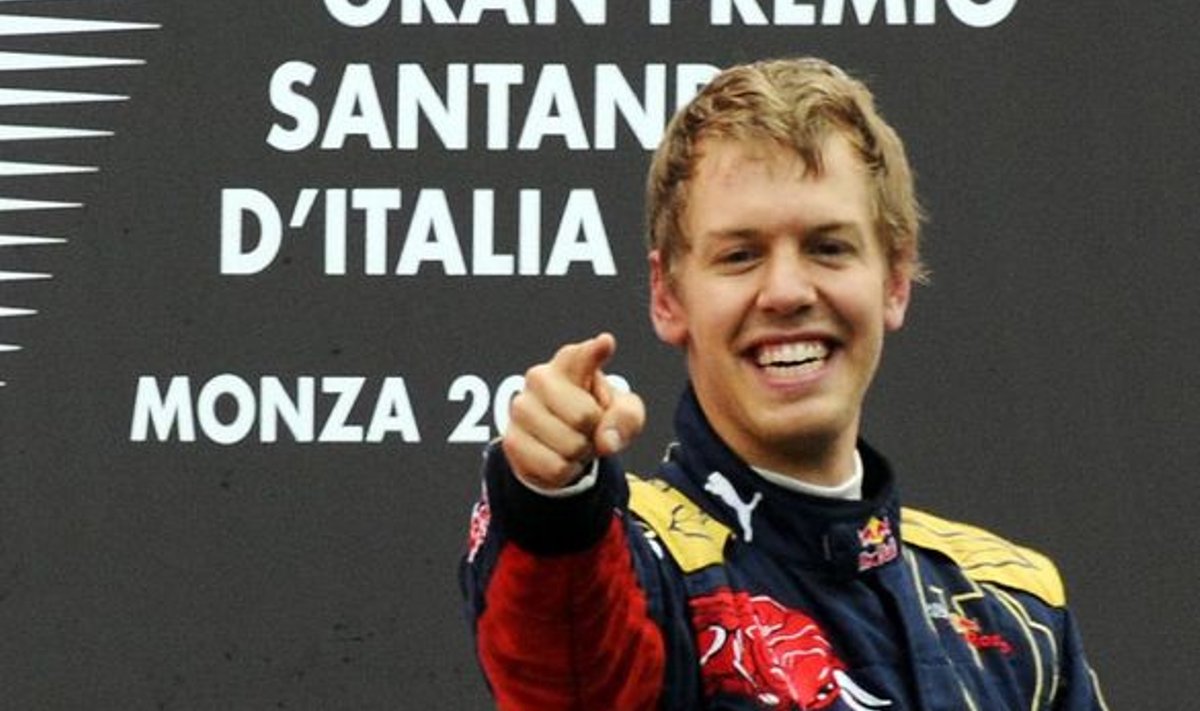 Toro Rosso sakslasest sõitja Sebastian Vettel Monza pjedestaalil