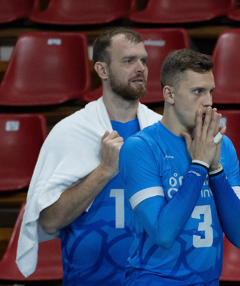 Eesti koondis pidi Saksamaa üleolekut tunnistama. Pildil vasakult: Oliver Venno, Karli Allik ja Marx Aru. Venno vahetati teises geimis pingile ning rohkem ta platsile ei pääsenud.
