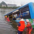 В Китае автобус со школьниками упал в водохранилище: 21 погибший, 15 пострадавших