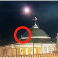VIDEOD | Juhus? Kremli droonilendude ajal, keset pilkast ööd, ronis paar inimest sama kupli otsa