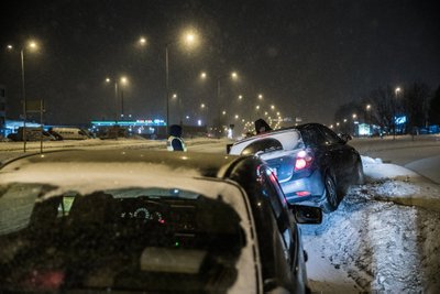 Ringtee tänaval märkame üht väikest sõiduautot, mille juht oli reavahetuse ajal kaotanud juhitavuse ja parempoolsete ratastega sõitnud lumevalli.
