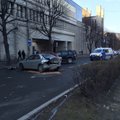 FOTOD: Tallinna kesklinnas toimus võõrriigi saatkonna autoga avarii, juhid süü osas kokkuleppele ei saanud