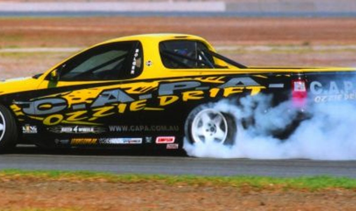 Austraalia rahvusauto - Holdeni kupeekastikas - kummi suitsetamas