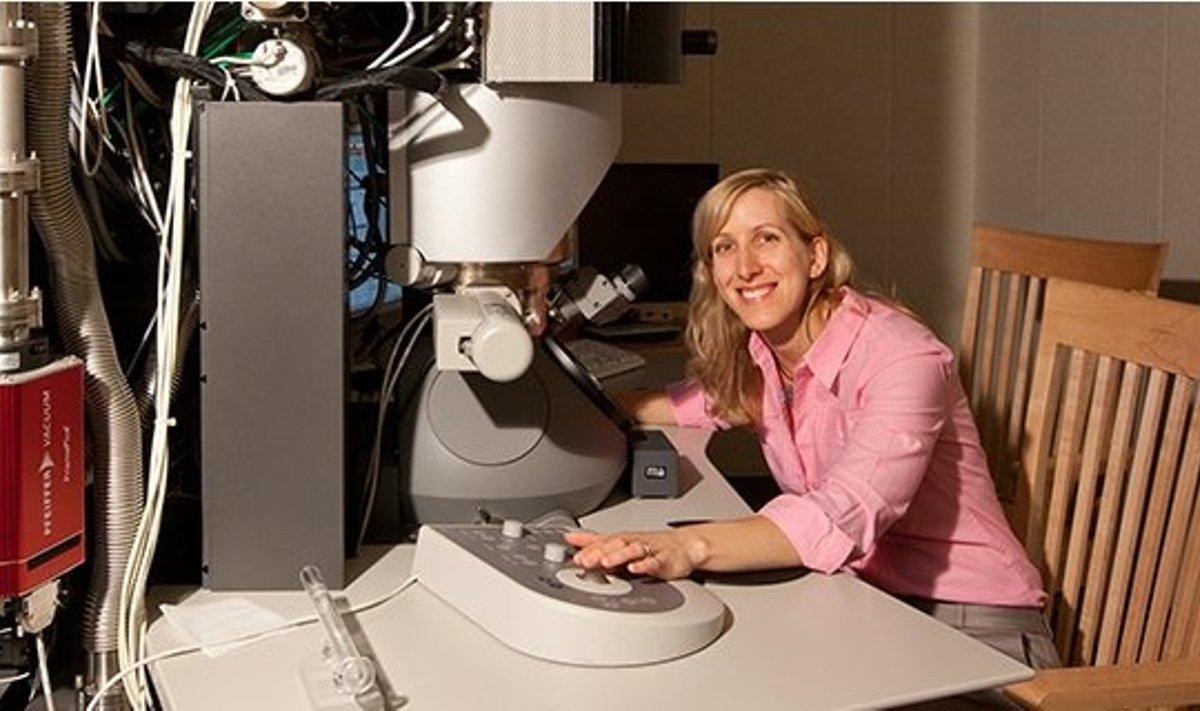 Jennifer Dionne oma mikroskoobiga (foto: Joel Simon, Stanfordi ülikool)
