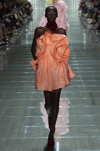 Kevadeks valmis! Marc Jacobsi 2019. aasta kevad-suve kollektsiooni pükstükk on kaunistatud suure roosinupuga, mis muudab õlgu paljastava riietuse veelgi moekamaks.
