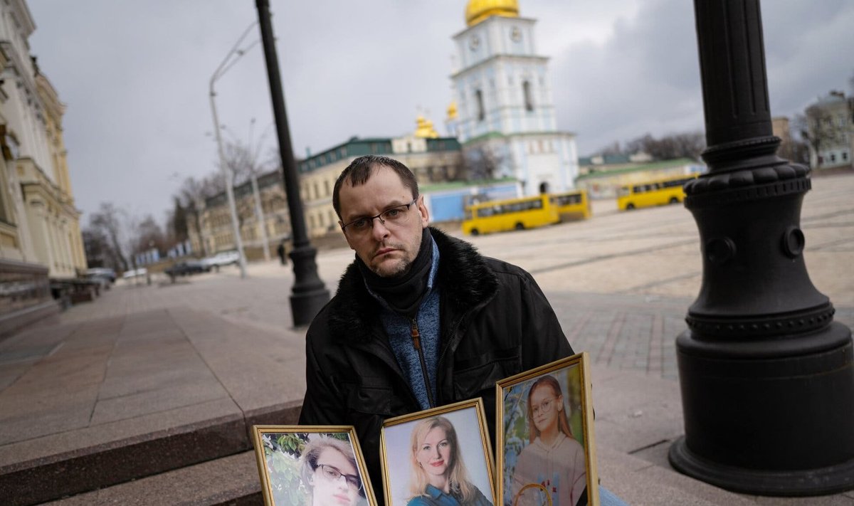 Sergei hoiab käes oma hukkunud abikaasa ja laste pilte.