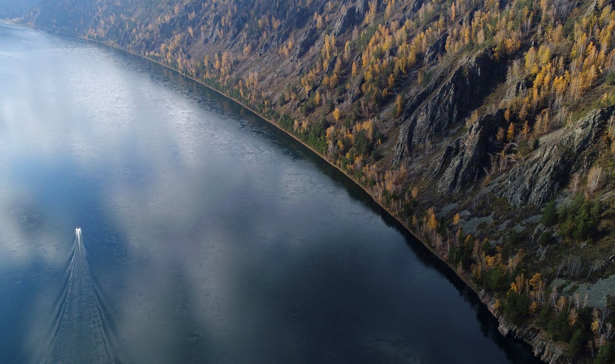Mootorpaat Jenissei jõel Siberi taigas. 