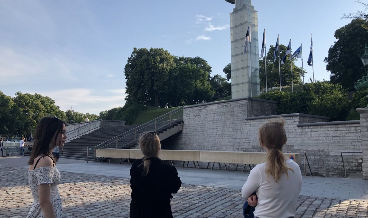 SOFIA JA VABADUS: Võru tundus Sofiale pisikese linnana. Eege viis teda igale poole, seenele, mustikale, mööda Eestit ringi sõitma. Ja Vabaduse risti juurde.