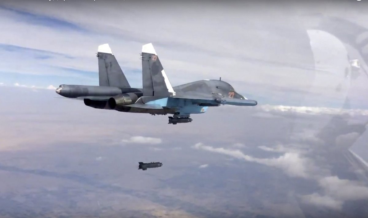 Eraldusmärkideta Vene lennuk Süüria kohal järjekordset sihtmärki hävitamas.  