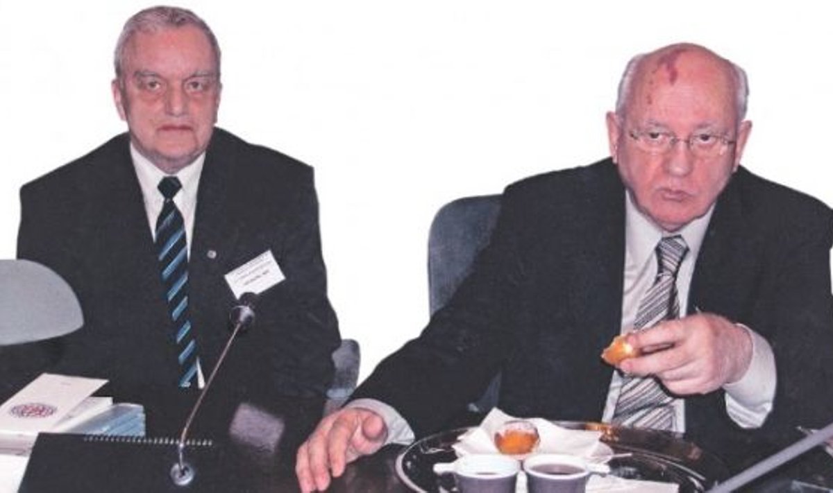 Enn Anupõld ja Mihhail  Gorbatšov on kauaaegsed  tuttavad. Pildile on nad  jäänud 2005. aastal rahvus­vahelise konverentsi “20 aastat perestroika’t” kohvipausi ajal. Foto: Juhan Aare