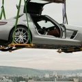 VIDEO: Tiivuline Mercedes lendas tehase katusele!