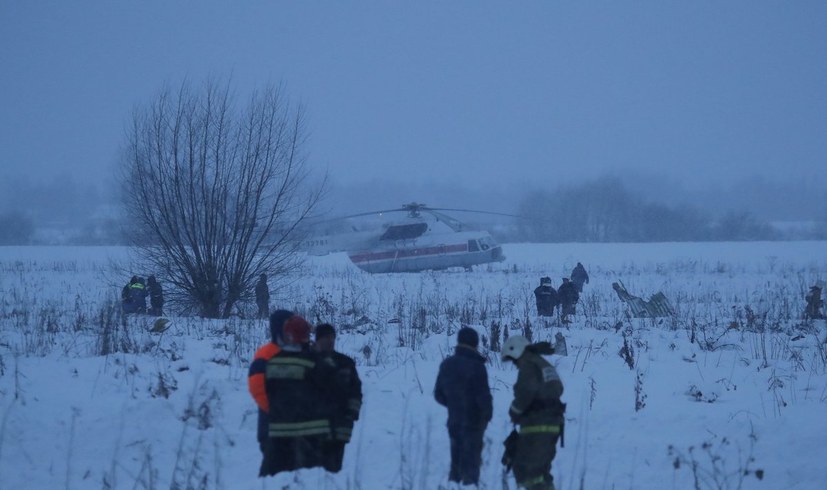 Päästeteenistujad õnnetuspaigas, kus kokkupõrge maaga oli pillutanud lennukitükke ja ohvrite kehaosi kilomeetrise raadiusega alale.