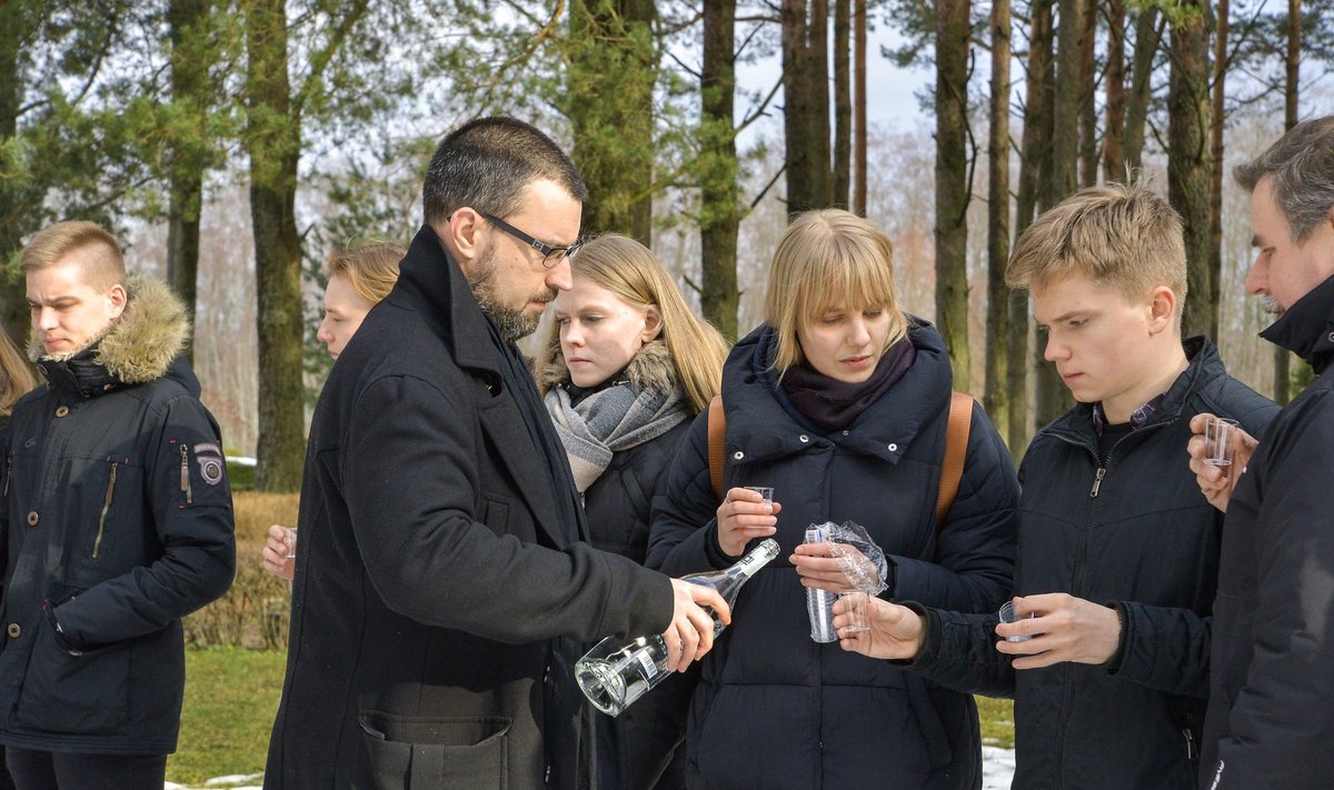 Endised õpilased käisid Kalju Komissarovi haual