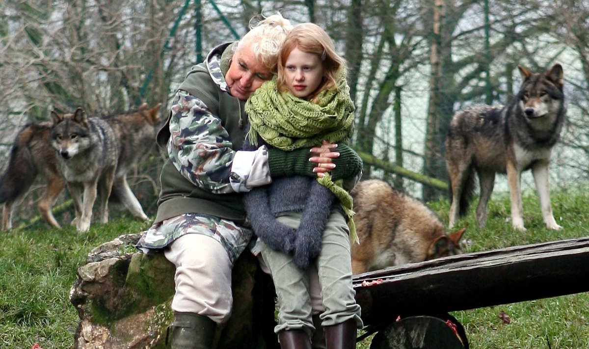 KOOS HUNTIDEGA: Libaeluloo autor Misha Defonseca poseerimas koos filmis teda ennast mänginud noore näitlejanna Mathilde Goffartiga. Defonseca valesid täis raamatust vändati aastal 2007 film „Surviving with Wolves“.