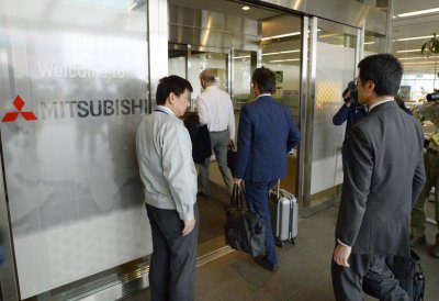 Jaapani transpordiministeeriumi uurijad saabuvad Mitsubishi peakontorisse.