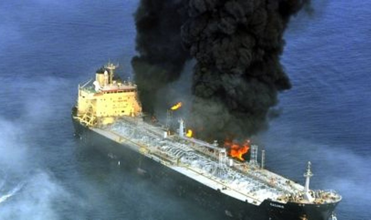 Konteinerlaevaga kokkupõrke tagajärjel süttinud tanker Dubai rannikul, foto Scanpix