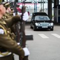 DELFI FOTOD ja VIDEO: Eksiilis viibinud riigijuhi säilmed jõudsid Eestisse