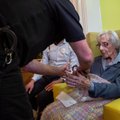 FOTOD | 104-aastane naine arreteeriti otse hooldekodust ja viidi raudus minema, seda eriti üllataval põhjusel