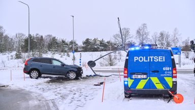 FOTOD | Päev liikluses: Viljandi lähistel sõideti puruks tänavalgustuspost