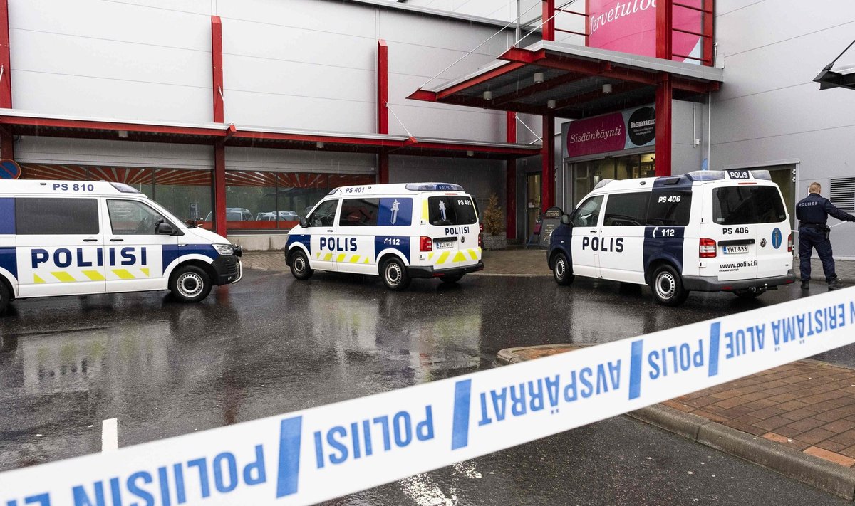 Politsei rünnaku sündmuspaigas Kuopios Hermani kaubanduskeskuse juures.