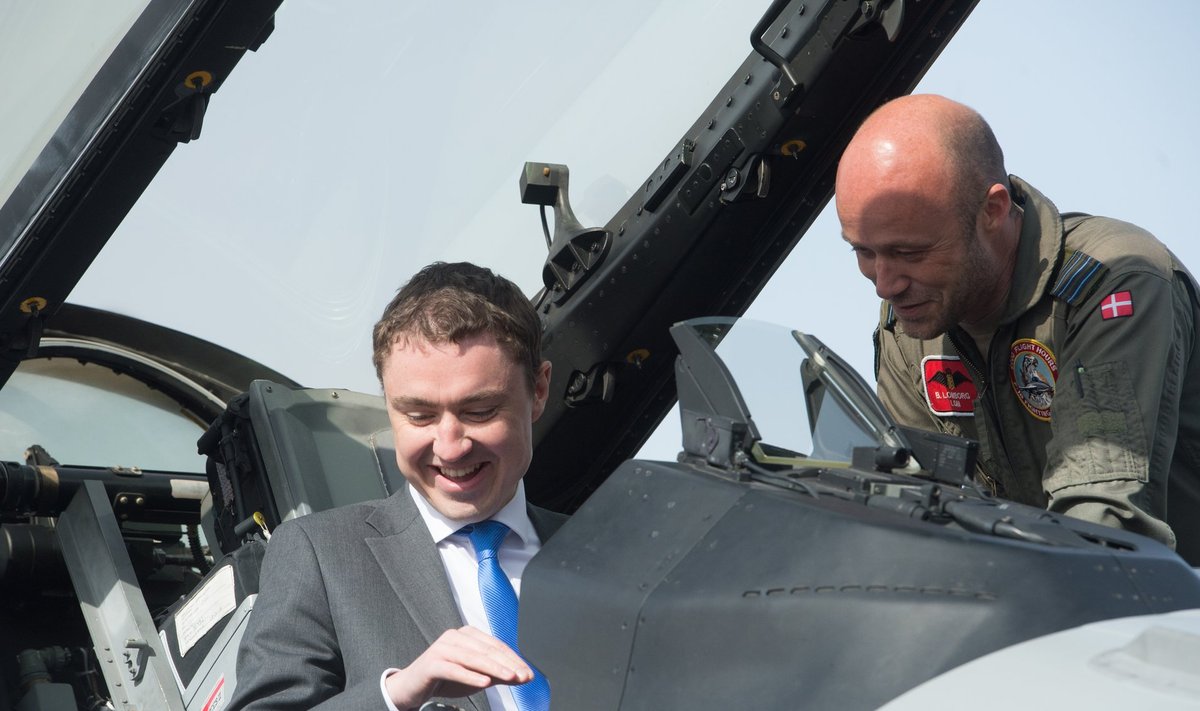 Peaminister Rõivas teeb tutvust Taani õhuväe hävitajaga