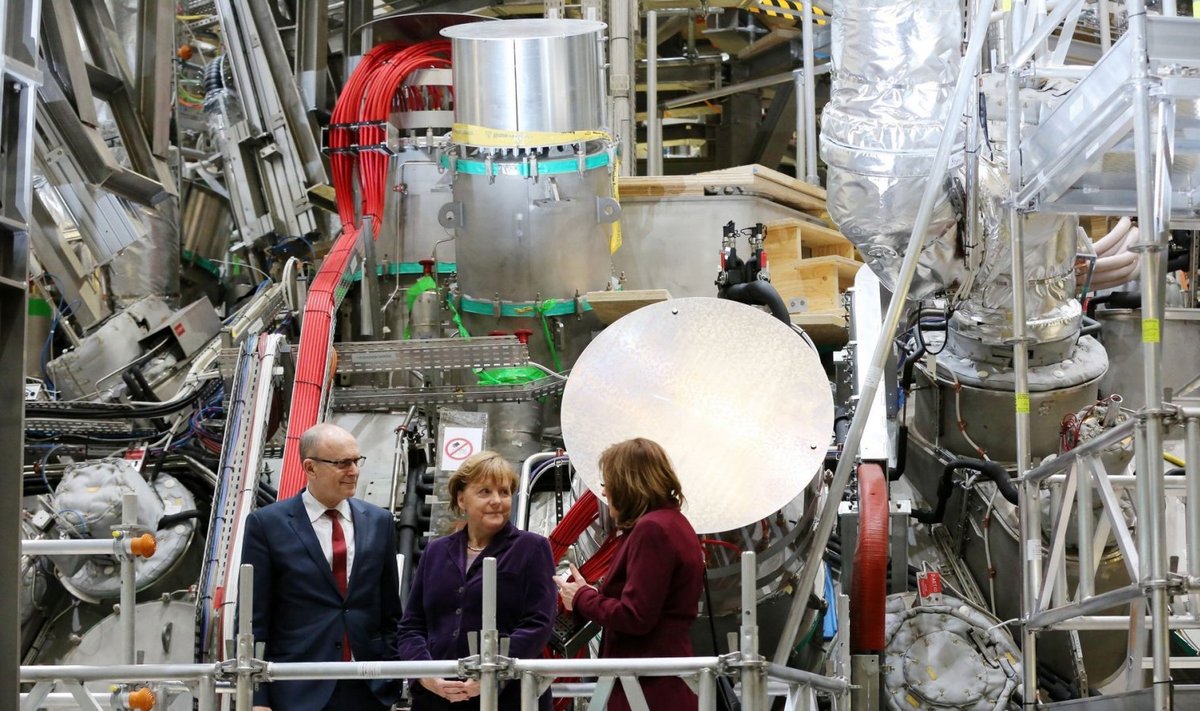 Sakslased on reaktori Wendelstein 7-X ehitamiseks kulutanud 1,1 miljonit töötundi. Nii et päeval, kui Angela Merkel vajutas käivitusnuppu ja kõik töötas, oli inseneride rõõm piiritu. (Foto: EPA)