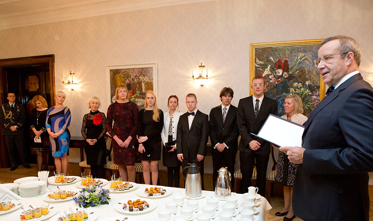 President Ilves võõrustas Kadriorus 2013. aastal Eestile kuulsust toonud sportlasi ja nende treenereid.
