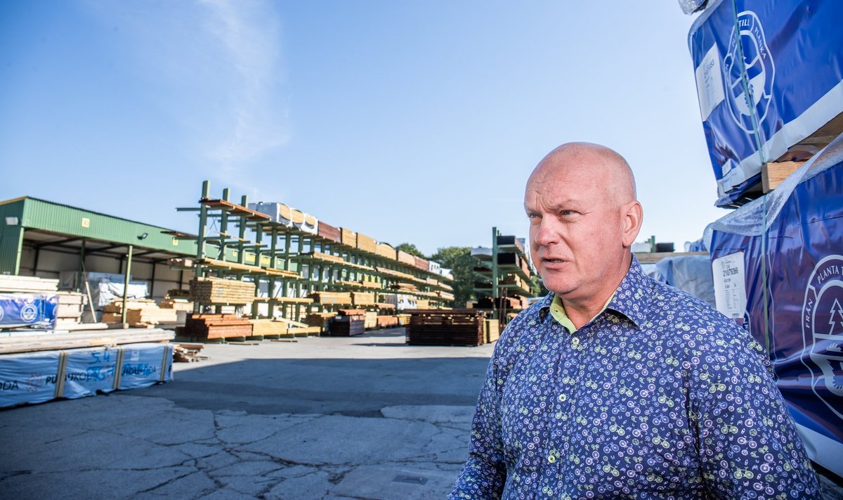 Toomas Pärtel näitab Puumarketi Mustamäe puidusalongi kõrval asuvat väliladu.