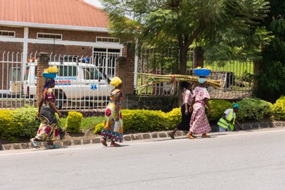 Tänavapilt Rwandas. Naised kannavad pea peal kompse, samal ajal toimub tänavakoristus, mis oli Rwandas tavapärane vaatepilt. Rwanda on Aafrika kõige puhtam riik.