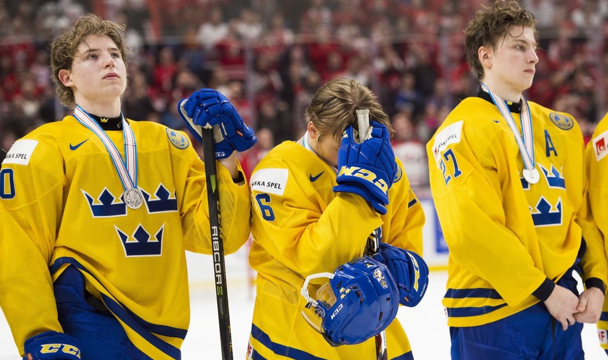 Sama pettunud kui kapten Andersson olid ka teised rootslased: pildil vasakult Marcus Davidsson (10), Linus Hogberg (6) ja Jacob Moverare (27)