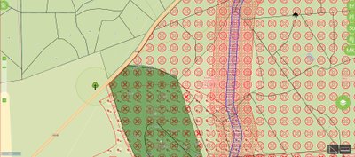 Visuaalse planeerimise töölaual paistavad hoiatused ristipuude, Natura metsaelupaikade, liigi elupaikade, jahirajatiste ja veekaitsevööndi kohta.