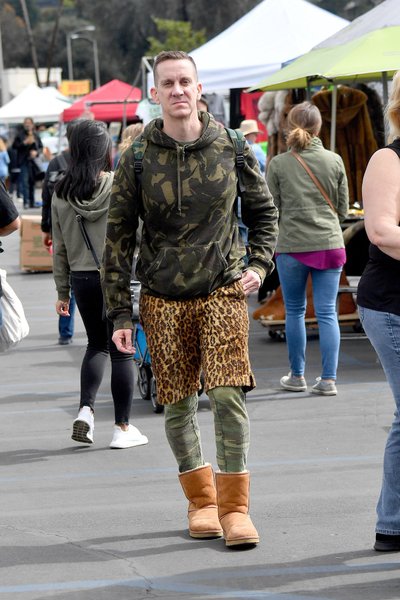 Tuntud moelooja Jeremy Scott on UGG-ide fänn ja kannab neid Los Angelese kirbuturul jalutades. Ka mehed võivad sel hooajal julgelt mustreid miksida.