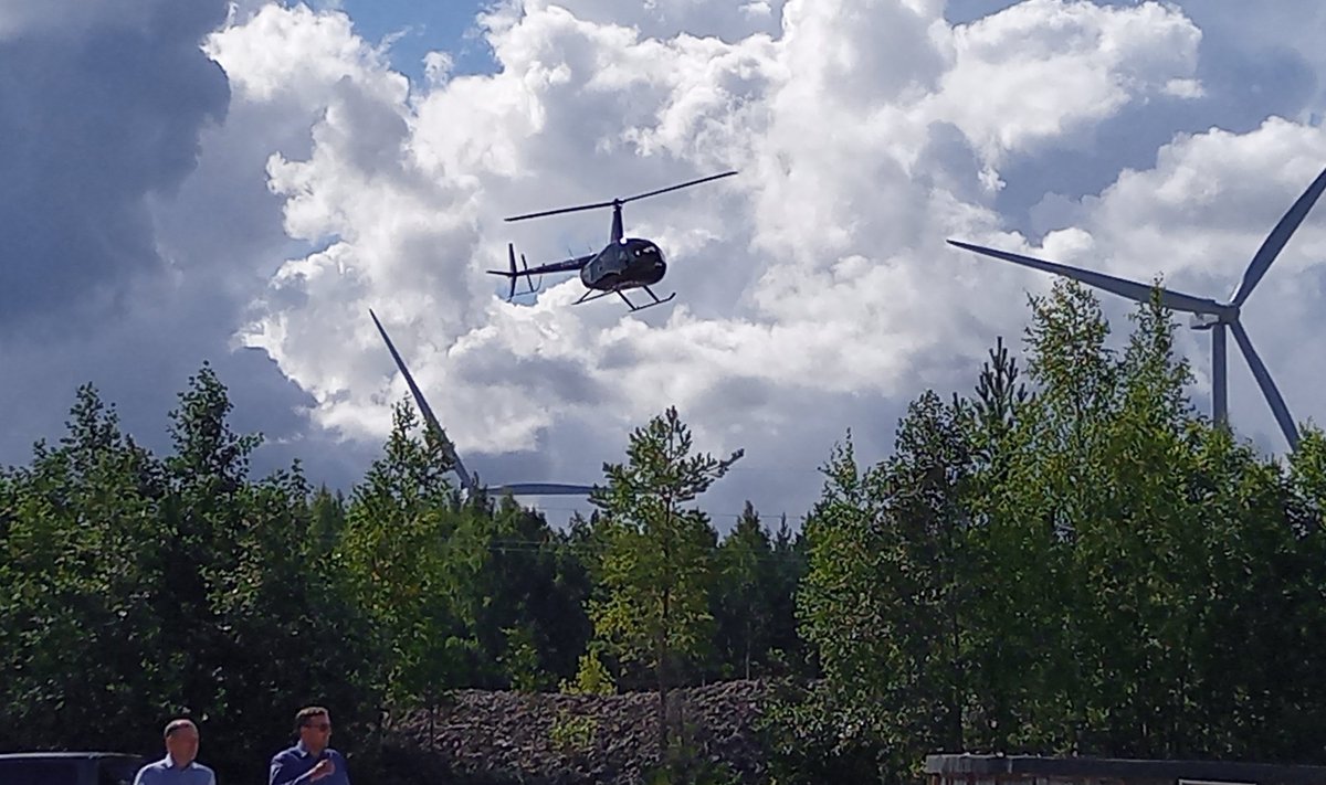 Peoperemees Oleg Sõnajalg saabus Aidu karjääri avamisele helikopteriga tuulikute vahel laveerides.