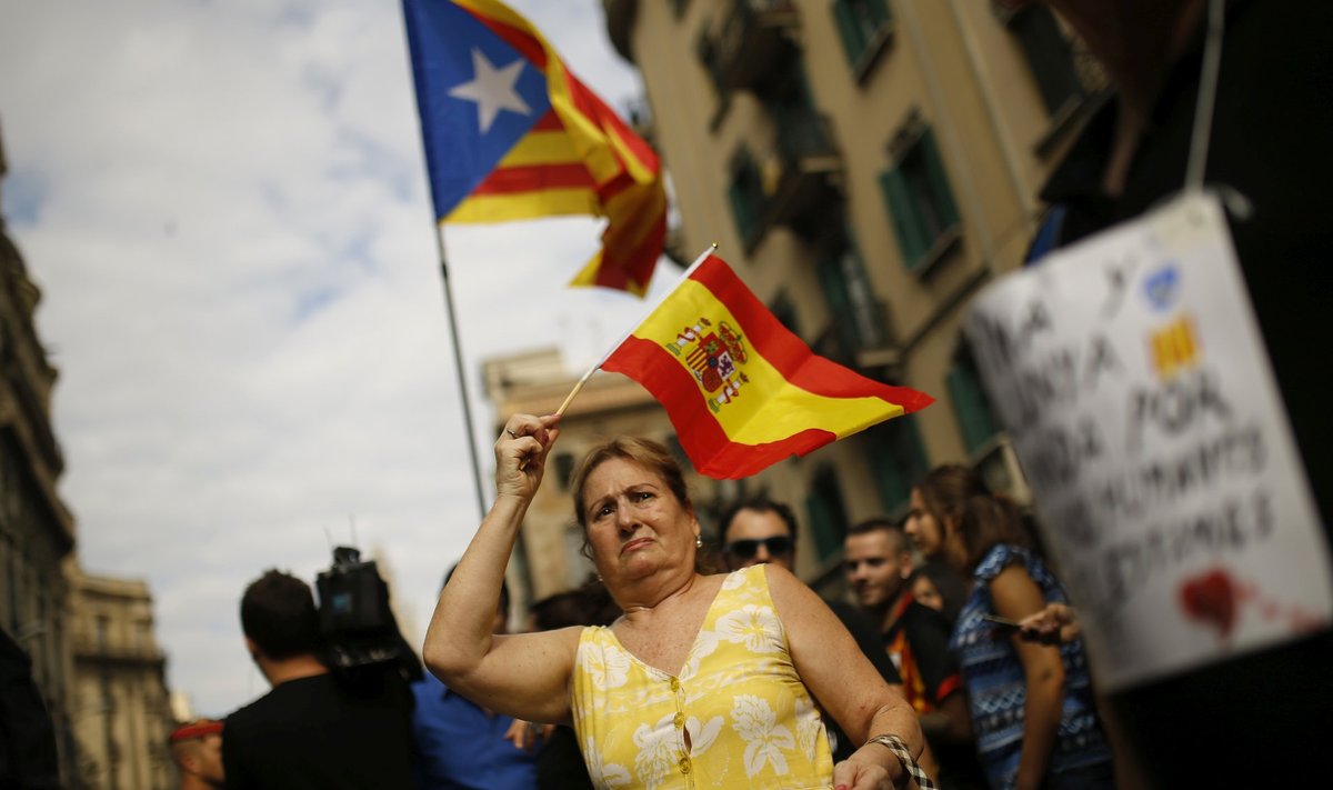 Hispaania lipuga meeleavaldaja sel nädalal Barcelonas politsei peakorteri juures. Taamal iseseisvusmeelsed katalaani meeleavaldajad.
