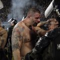 FOTOD ja VIDEO | Belgradi jalgpallihuligaanide vahel läks tribüünil veriseks lööminguks