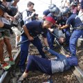 FOTOD ja VIDEO: Ungari politsei peatas Austria piirile suundunud migrandirongi