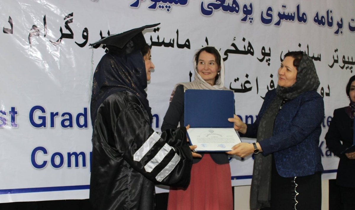 Afganistani kõrgharidusminister Dr. Farida Momand (paremal) ja projektijuht Maarika Miil annavad üle diplomid naismagistrandidele