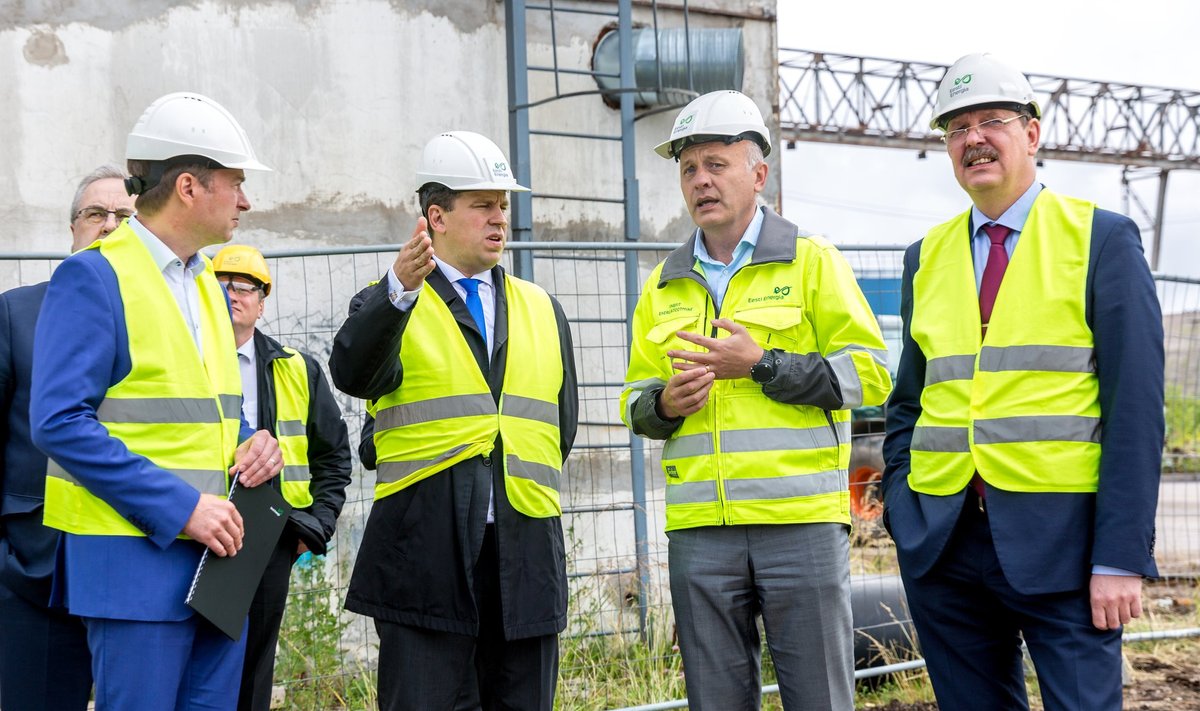 Peaminister Jüri Ratase (vasakult teine) toetust Ida-Virumaal on arvatavasti räsinud põlevkivienergeetika kohale kerkinud tumedad pilved.