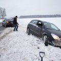 DELFI FOTOD: Tartu-Tallinna maanteel on juhid hädas auto teel hoidmisega