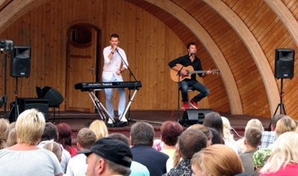 Koit Toome esinemist toetas Viiratsi laulukaare all Jorma Puusaag. Foto: Maire Paju