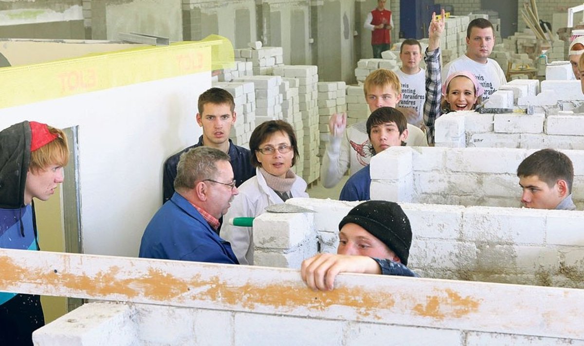Noorte huvi Tallinna Ehituskooli erialade vastu  on hakanud pärast paari masuaastat taas suurenema.  Pildil viimistluseriala õpilased koolipraktikal kutseõpetajate Terje Jakseni ja Gennadi Slepuhhini juhendamise all.