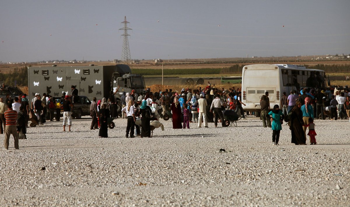 Süüria põgenikud ootavad sõjaväebussi Zaatari põgenikelaagrisse Süüria piiri ääres