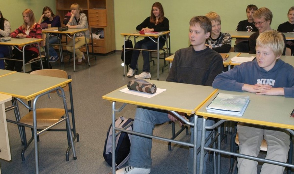 Ajakirjanik Sulev Oll annab tundi Raasiku põhikooli seitsmendale klassile.