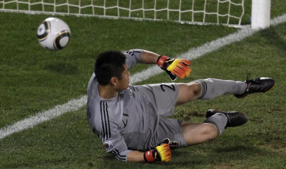 Jaapani väravavaht Eiji Kawashima ei suuda penaltit tõrjuda