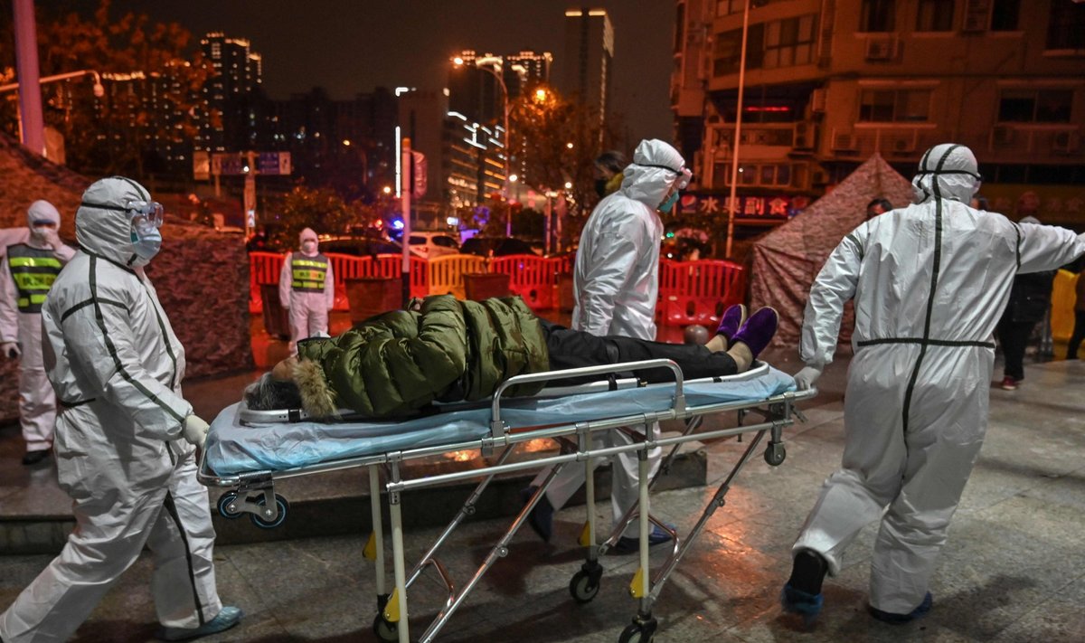 Jaanuaris transportisid Wuhani meedikud siis veel tundmatusse haigusse nakatunud patsienti Punase Risti haiglasse. Esimene koroonasse nakatunu tuvastati täpselt aasta eest Wuhanis.