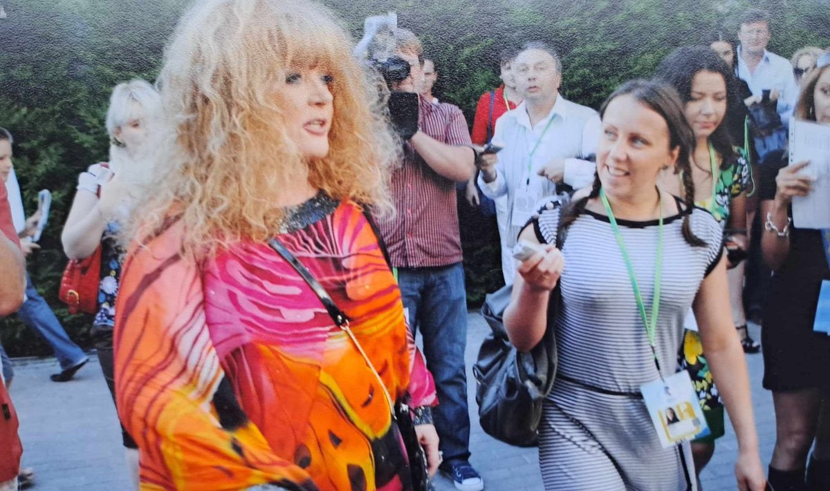 ALLA JURMALAS Vene laulutäht Alla Pugatšova Jurmalas Uue Laine konkursil 2008. aastal. Paremal reporter Nataly Koppel.