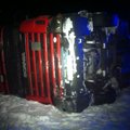 FOTOD: Tallinna-Tartu maanteel keeras rekkajuht otsasõidu vältimiseks veoauto kummuli