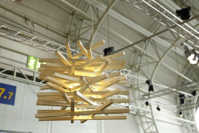 Soome disainerite Susan Elo ja Sami Lahtineni disainitud ja haavapuupulkadest valmistatud LED valgusti Rissuko.