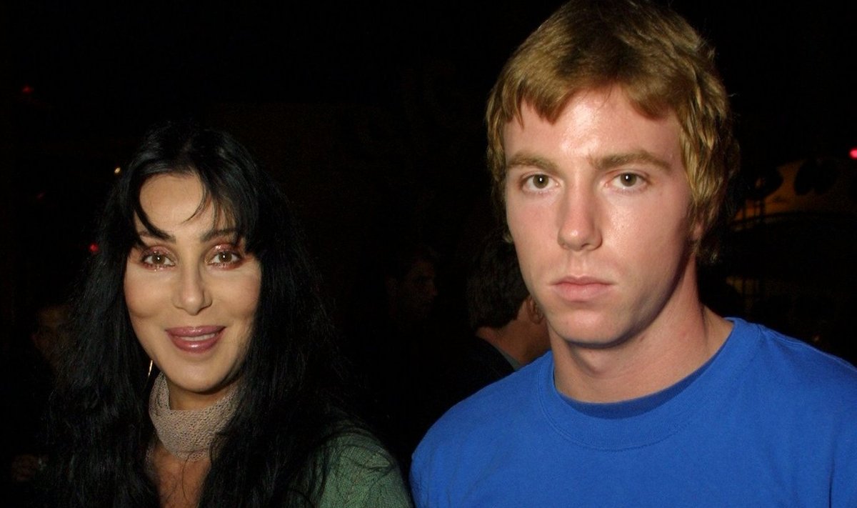 Cher oma poja Elijah Allmaniga aastal 2001